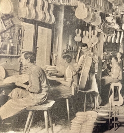 Werkstatt eines Geigenbauers in Markneukichen un 1920